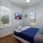 Modern Townhome, W/ Downtown Views, Rooftop Deck Only 6Min To Broadway