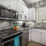 Modern Townhome, W/ Downtown Views, Rooftop Deck Only 6Min To Broadway