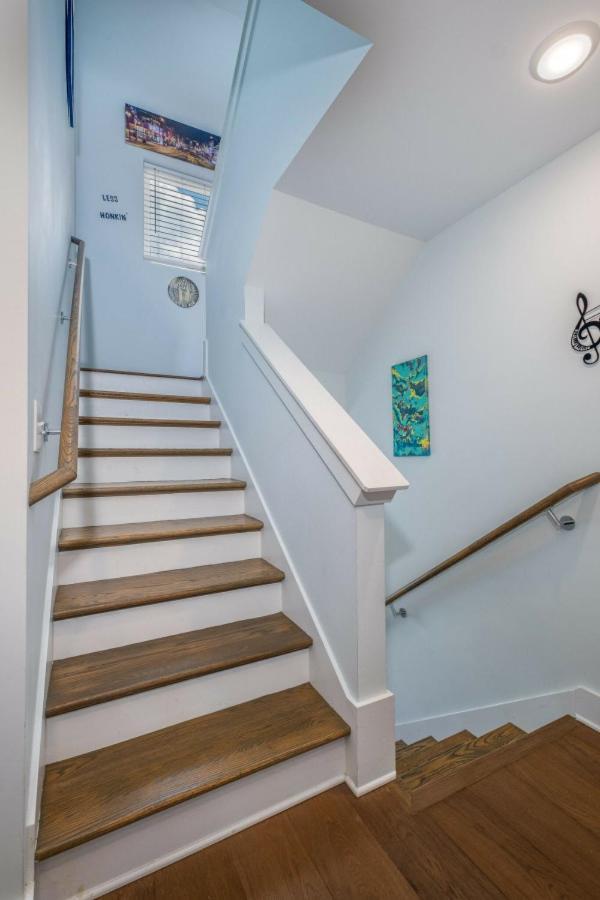 Modern Townhome, W/ Downtown Views, Rooftop Deck Only 6min To Broadway * Nashville