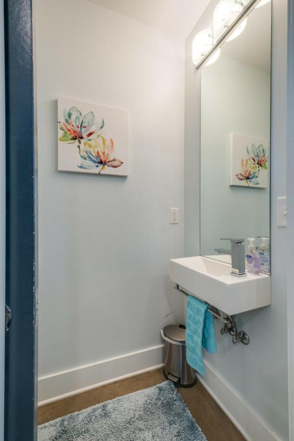 Holiday home Modern Townhome, W/ Downtown Views, Rooftop Deck Only 6min To Broadway