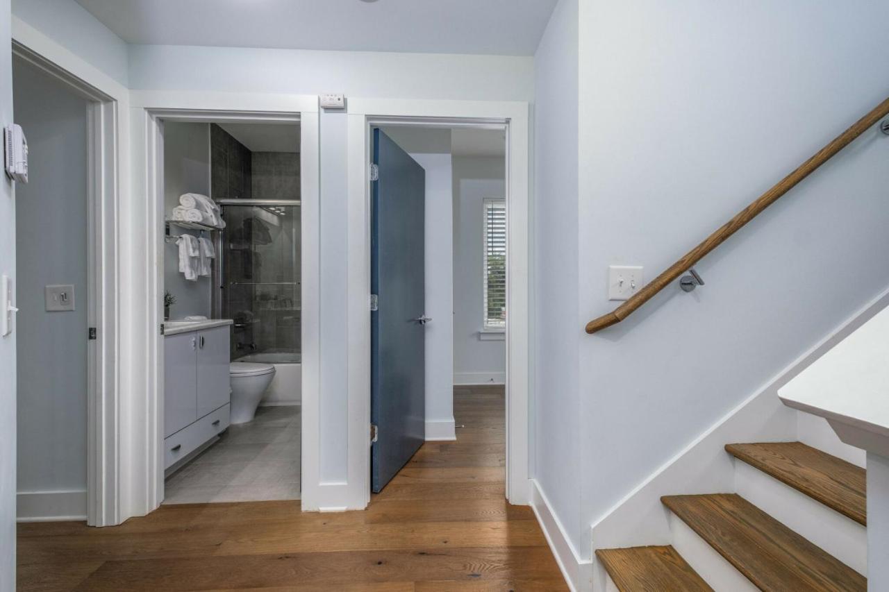 Modern Townhome, W/ Downtown Views, Rooftop Deck Only 6min To Broadway * Nashville