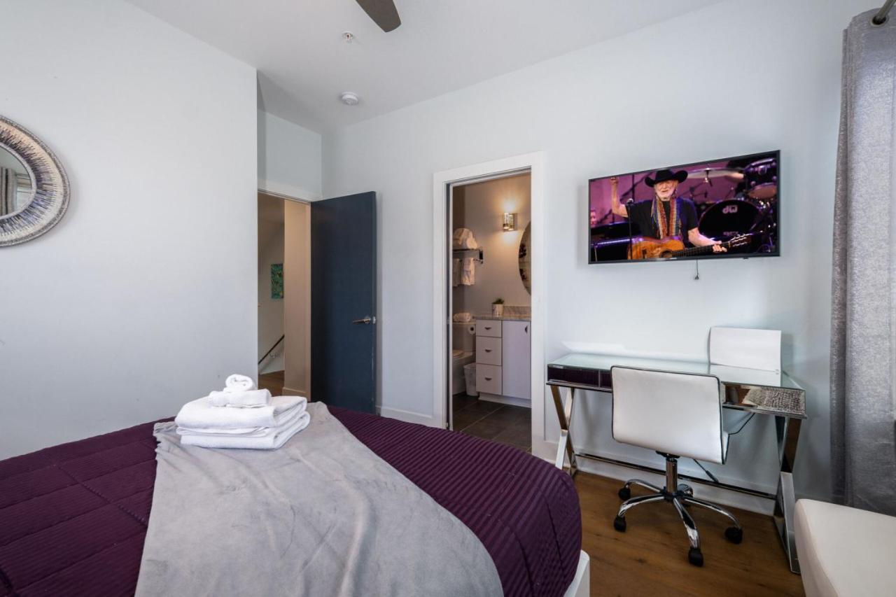 Holiday home Modern Townhome, W/ Downtown Views, Rooftop Deck Only 6min To Broadway *