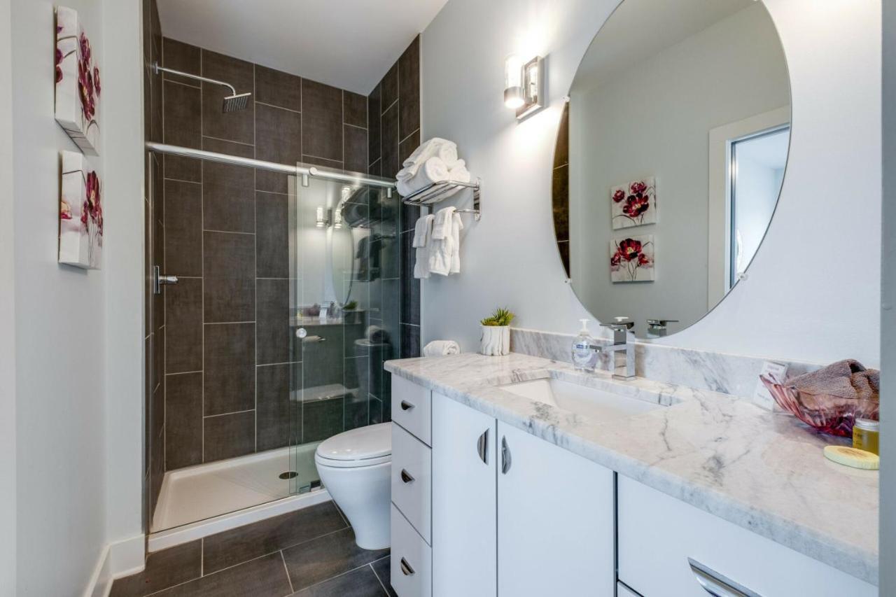 Modern Townhome, W/ Downtown Views, Rooftop Deck Only 6min To Broadway Holiday home